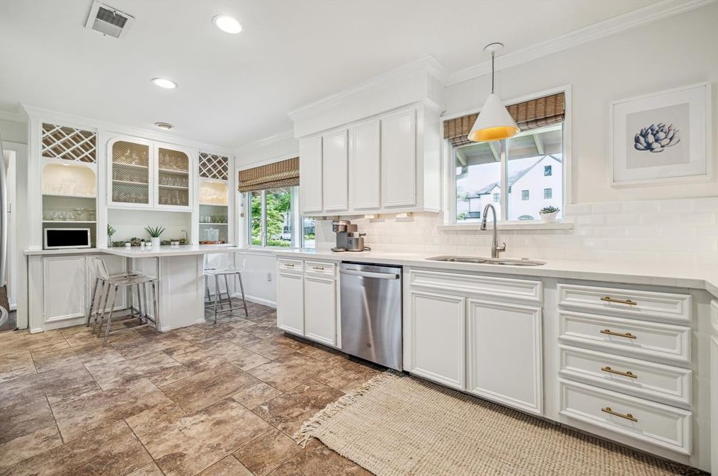 7718 Edgeway Dr, Houston TX  exterior