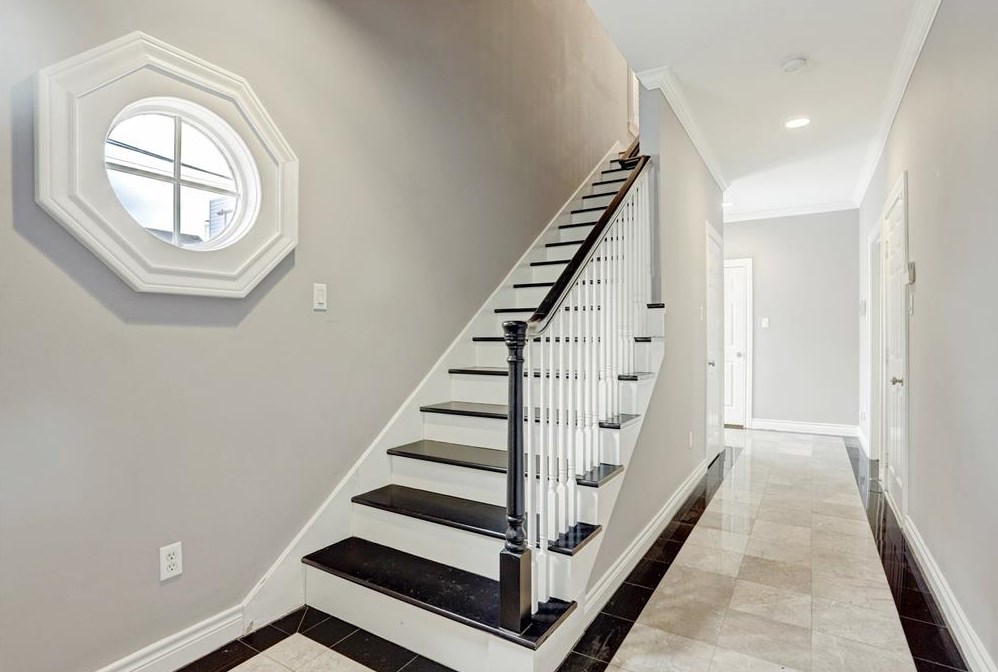 138 Oak Place Dr, Houston TX  77006-1788 exterior