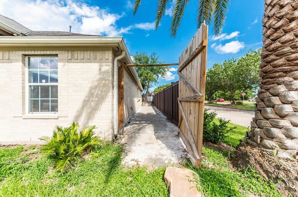 9302 Quercus Cir, Houston TX  77075-1362 exterior