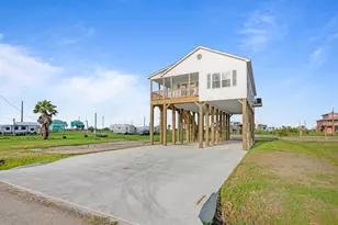 1023 N Bay St, Gilchrist, TX 77617 - Photo 3