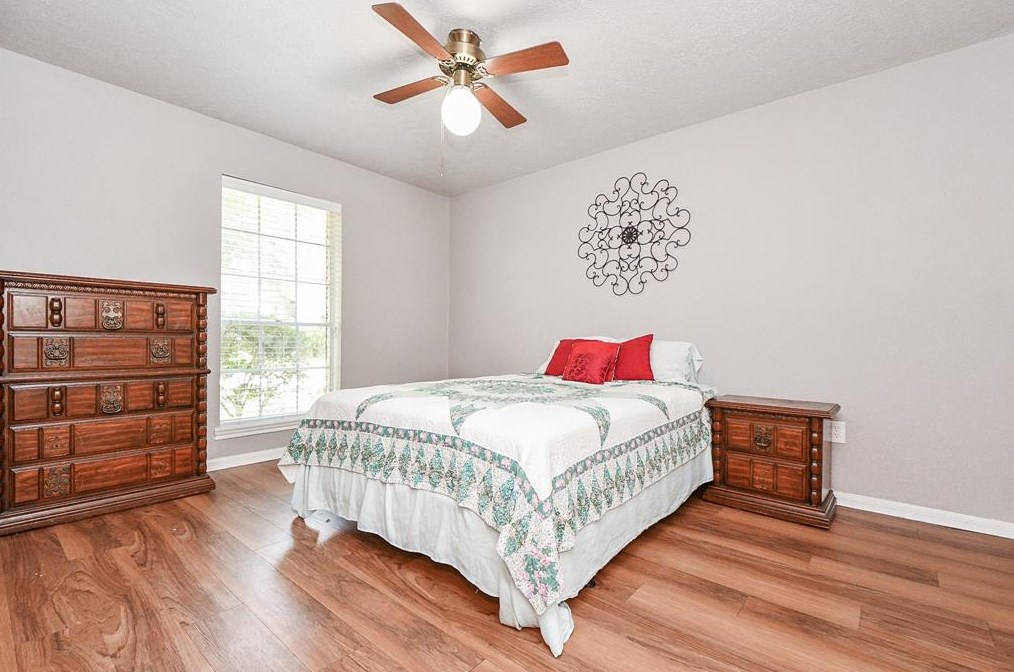 5815 Pinewood Spg Dr, Houston TX  77066-2809 exterior