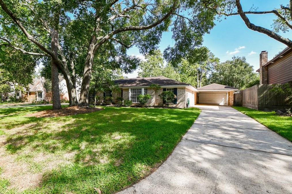 5815 Pinewood Springs Dr, Houston TX  77066-2724 exterior