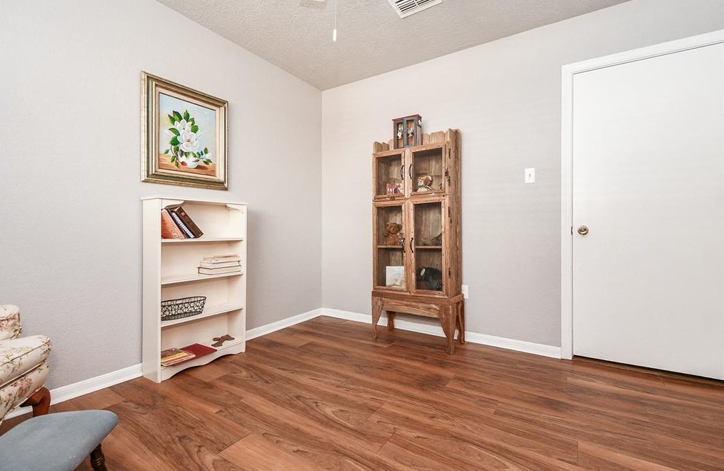 5815 Pinewood Spg Dr, Houston TX  77066-2809 exterior
