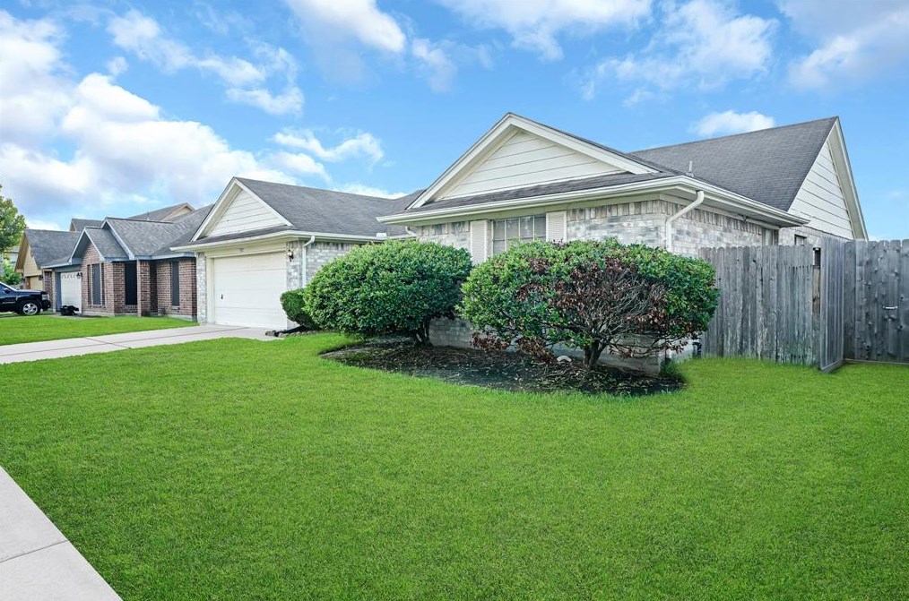 4910 Stone Bridge St, Baytown TX  77521-8867 exterior