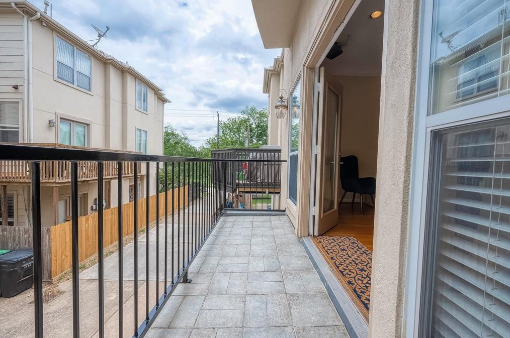 1507 Roy, Houston TX  77007-5249 exterior