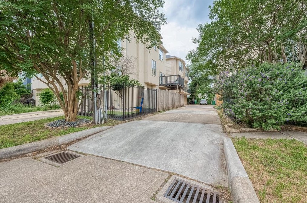 1507 Roy, Houston TX  77007-5249 exterior