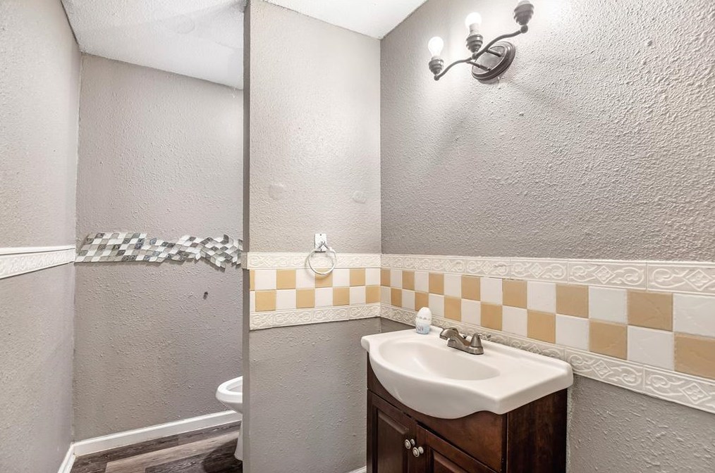 7365 Antoine Dr, Houston TX  77066-4444 exterior