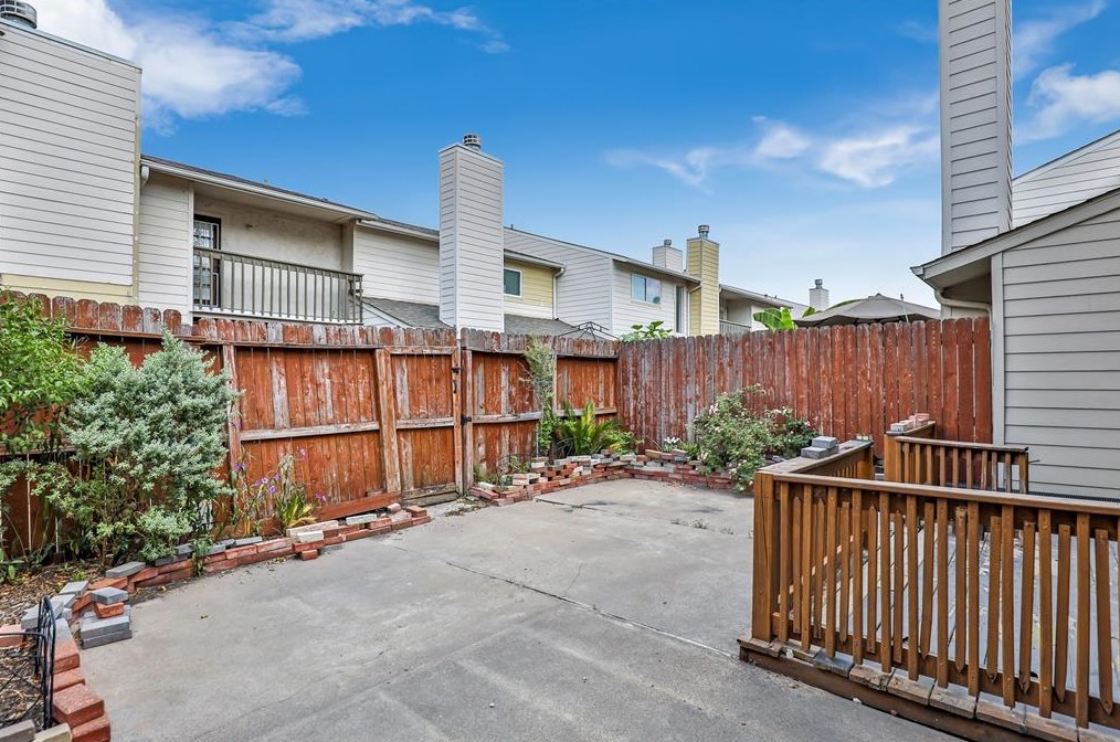 7365 Antoine Dr, Houston TX  77066-4444 exterior