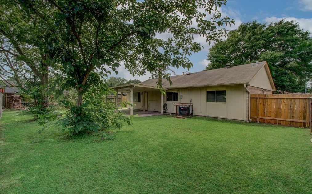 3431 Gdn Grv Dr, Houston TX  77066-5535 exterior