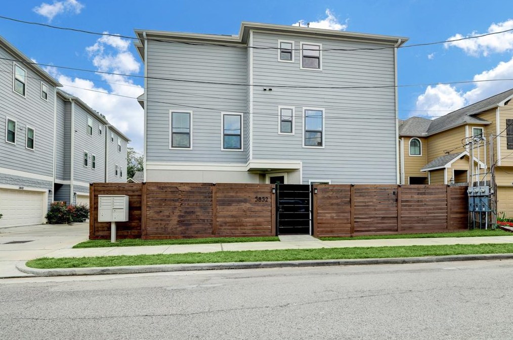 3832 Brinkman St, Houston TX  77018-6311 exterior
