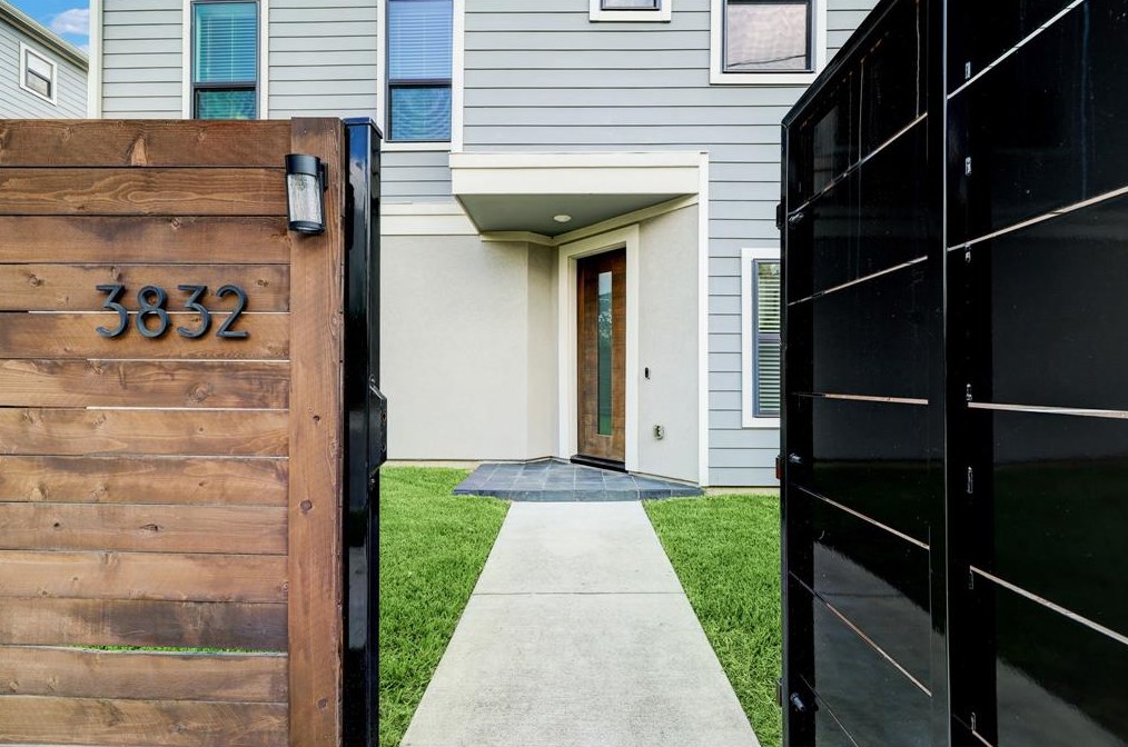 3832 Brinkman St, Houston TX  77018-2100 exterior