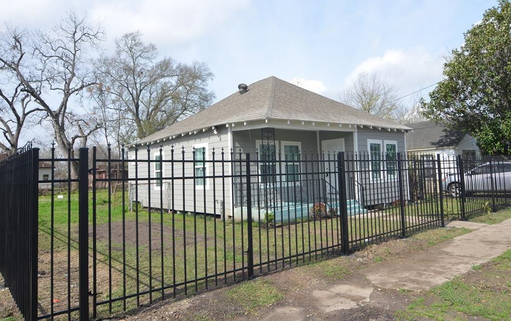 2211 Davis St, Houston TX  77026-6910 exterior