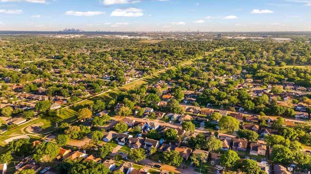 8019 Log Hollow Dr, Houston TX  77040-2664 exterior