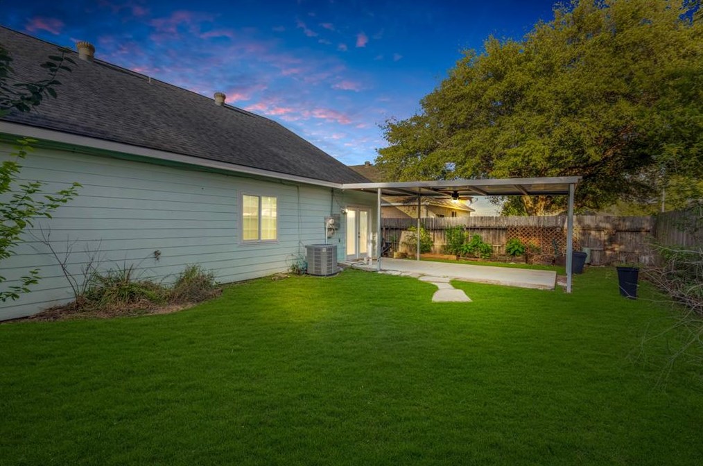 8019 Log Holw Dr, Houston TX  77040-1808 exterior