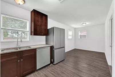 304 E Foley Street, Alvin, TX 77511 - Photo 7
