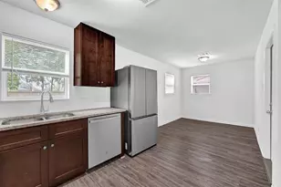 304 E Foley St, Alvin, TX 77511 - Photo 7