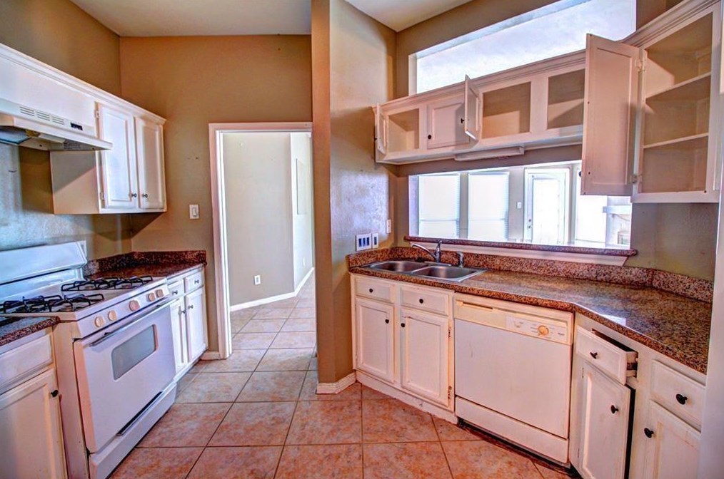 11818 Plumpoint Dr, Houston TX  77099-5049 exterior
