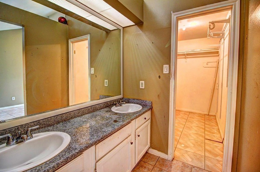 11818 Plumpoint Dr, Houston TX  77099-3137 exterior
