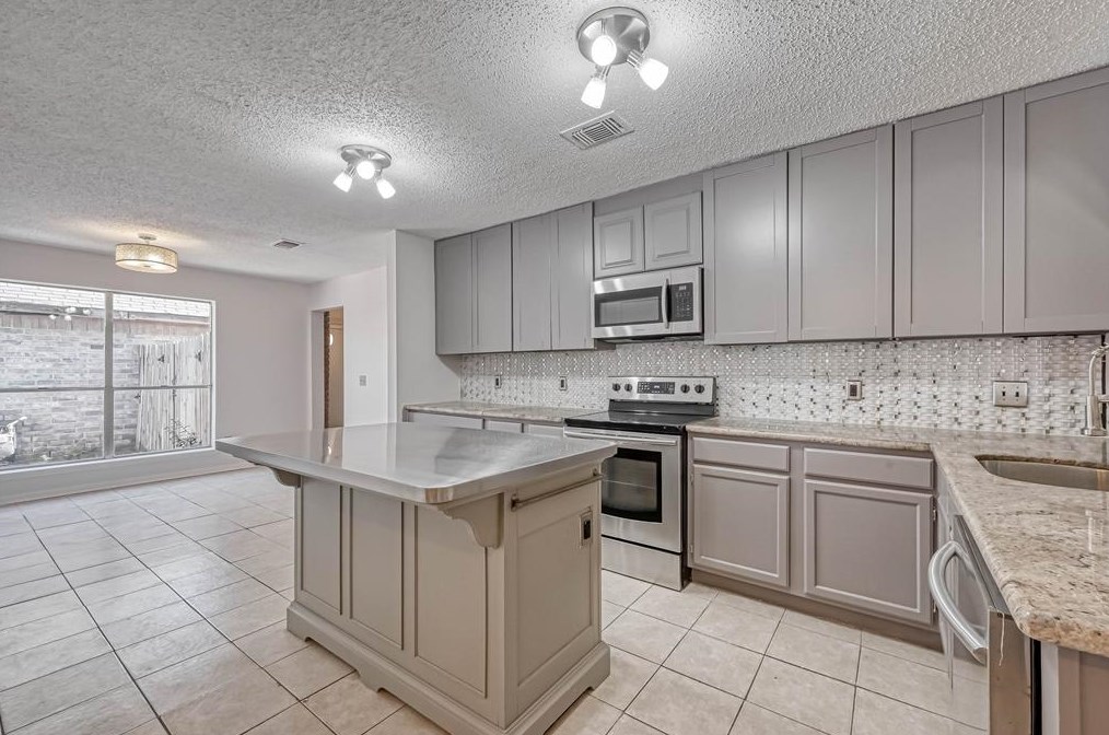 1231 Clear Vly Dr, Houston TX  77014-3656 exterior