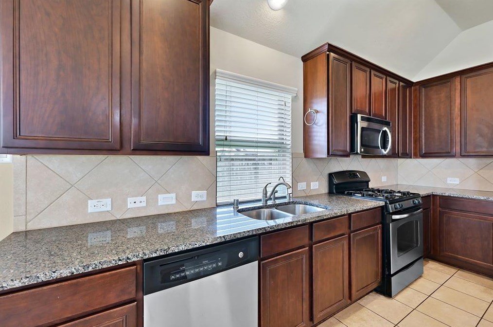 2524 Golfcrest Dr, Houston TX  77089-7021 exterior