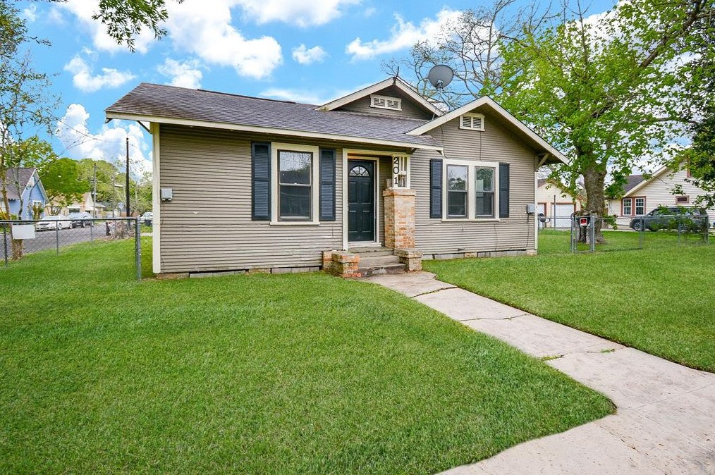 201 Adoue St, Baytown TX  77520-4942 exterior