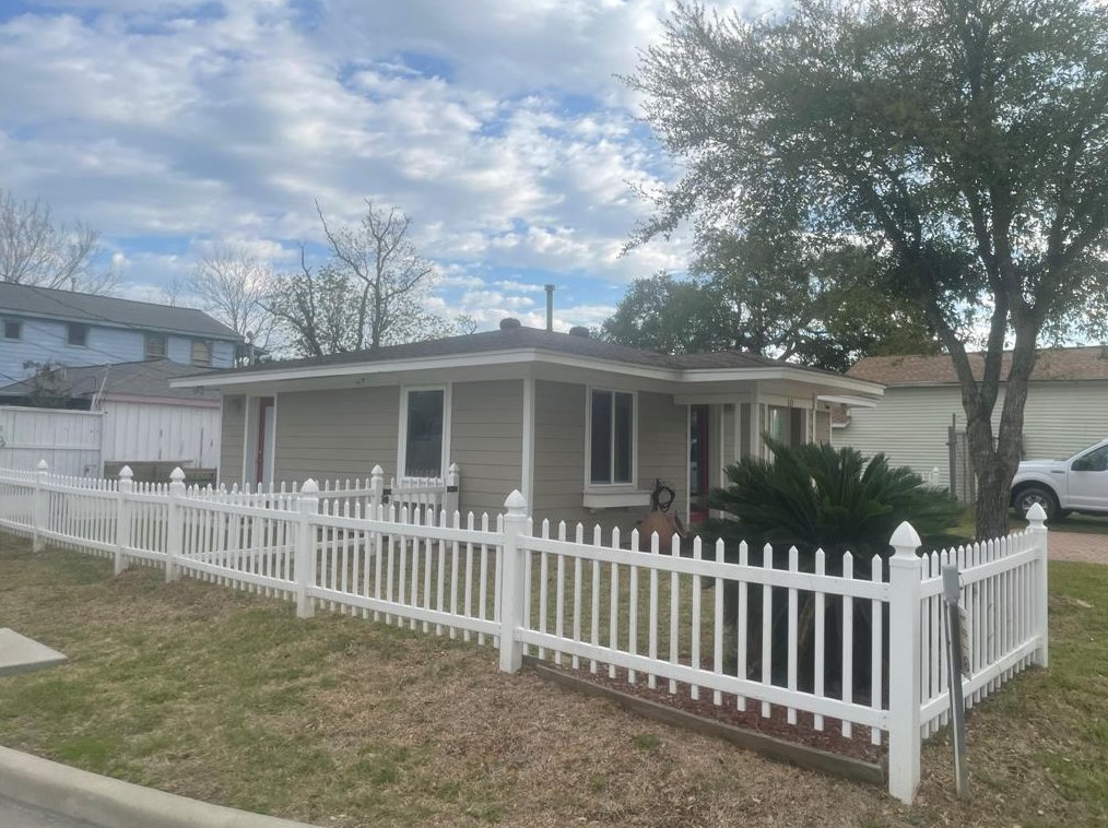 10 Pine Bluff St, Morgans Point TX  77571-6675 exterior