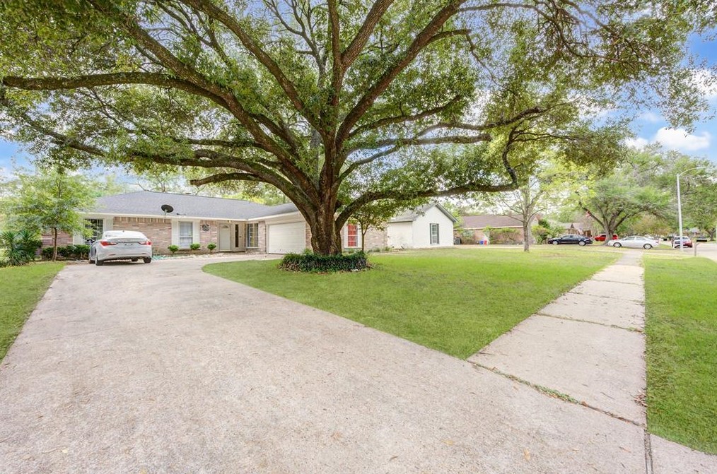 7438 Tall Pines Dr, Houston TX  77088-6608 exterior