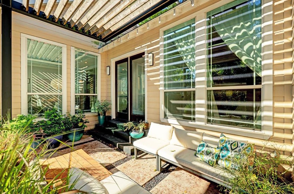 717 10 St, Houston TX  77008-6602 exterior