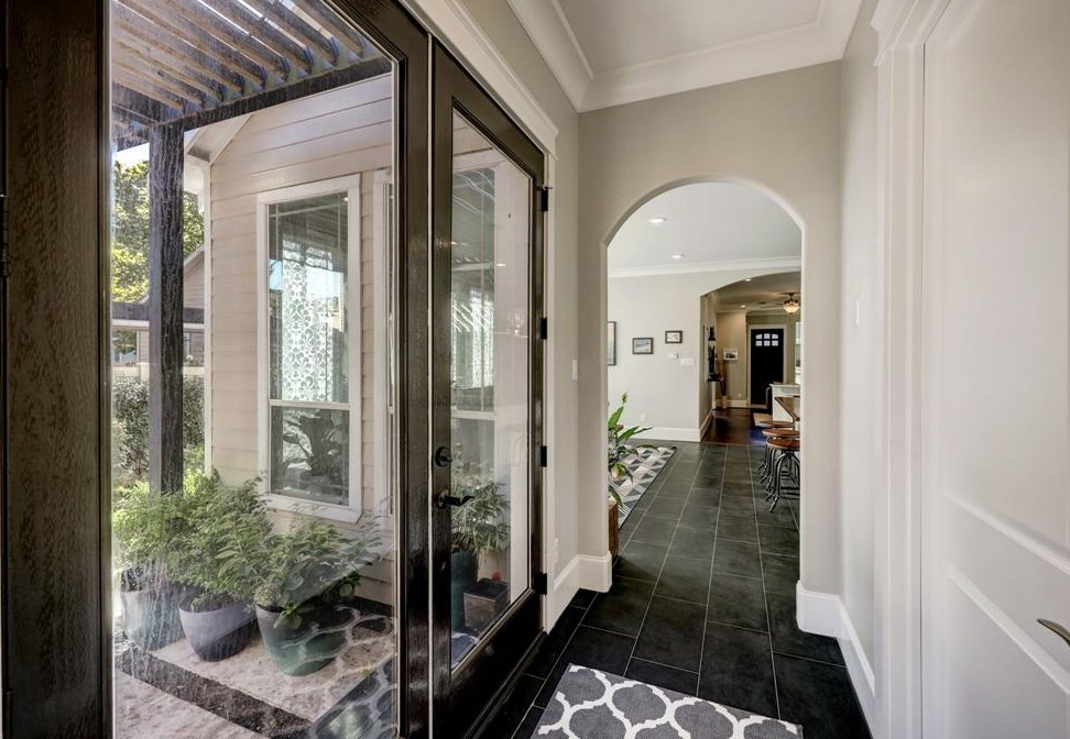 717 10 St, Houston TX  77008-6602 exterior