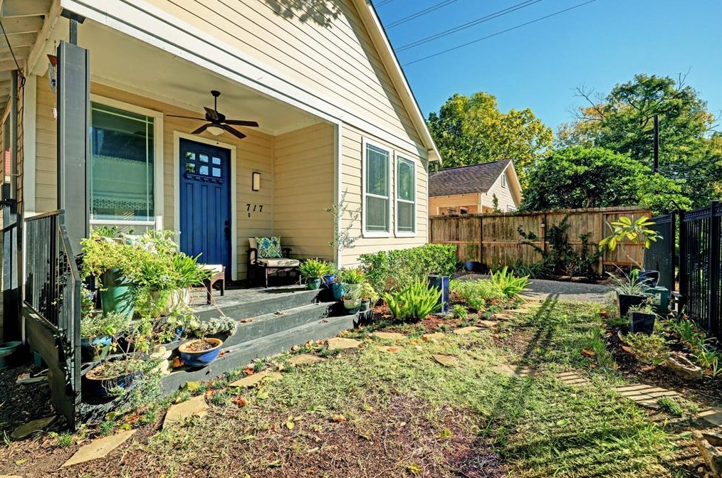 717 10th St, Houston TX  77008-6705 exterior