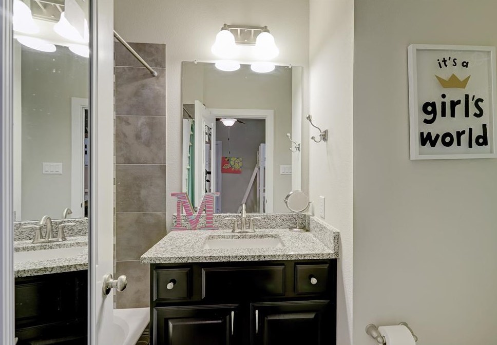 5443 Larkin St, Houston TX 77007-1803 exterior