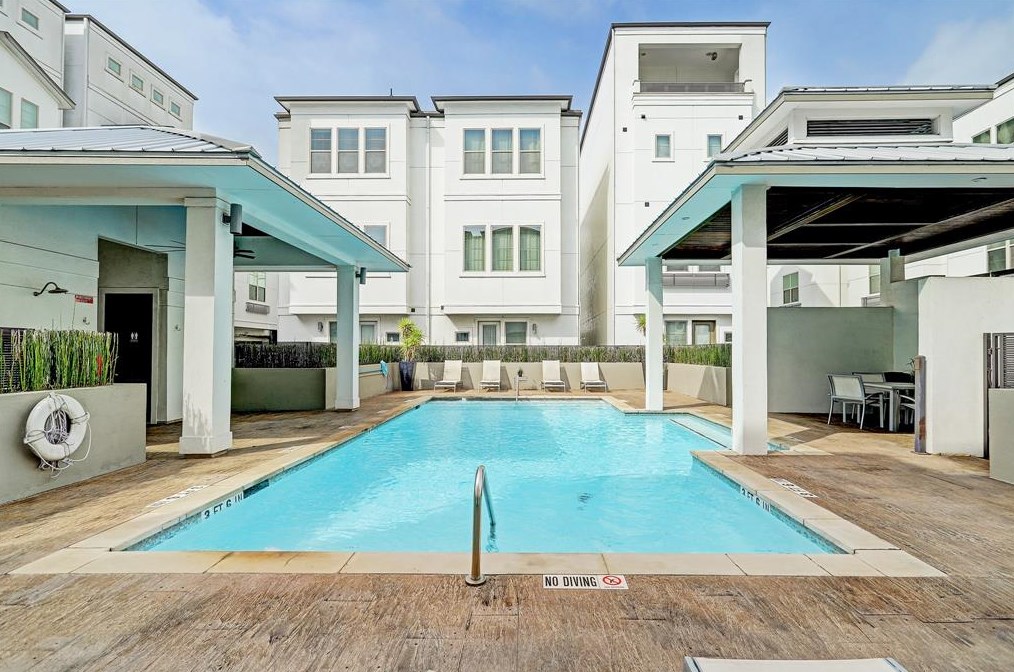 5443 Larkin St, Houston TX 77007-1803 exterior