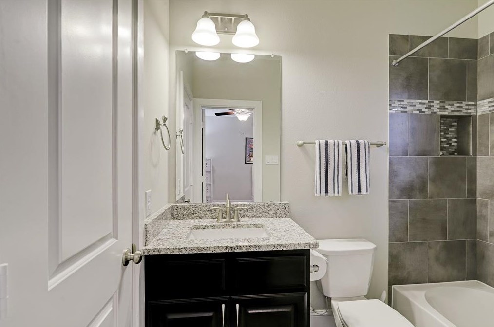 5443 Larkin St, Houston TX 77007-1803 exterior