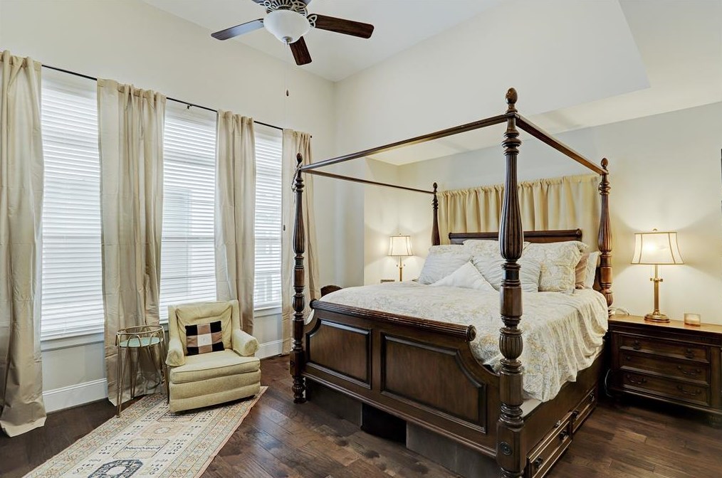 5443 Larkin St, Houston TX 77007-1803 exterior