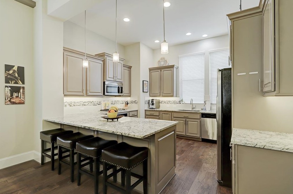 5443 Larkin St, Houston TX 77007-1803 exterior