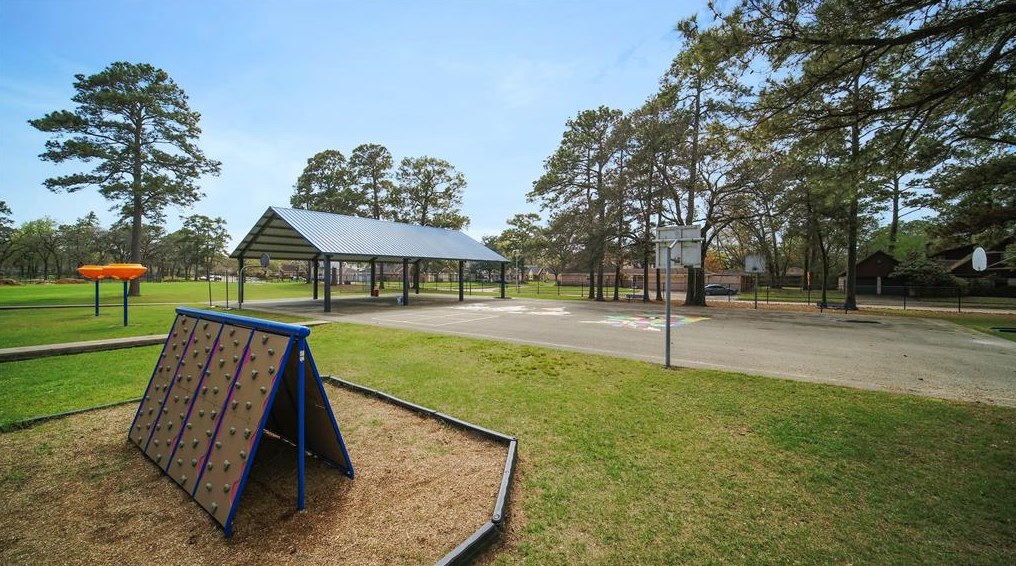 1010 Richelieu Ln, Houston TX 77018-1833 exterior