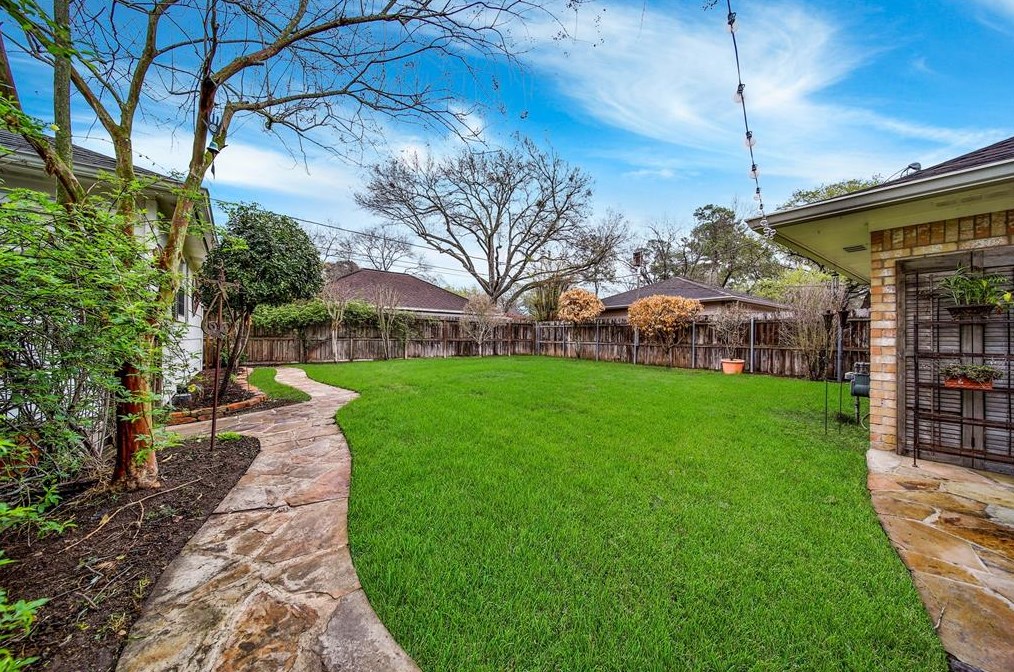 1010 Richelieu Ln, Houston TX 77018-1833 exterior