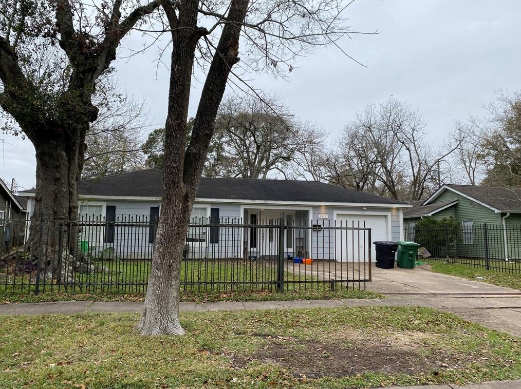 1917 Ridgemore Dr, Houston TX  77055-1407 exterior
