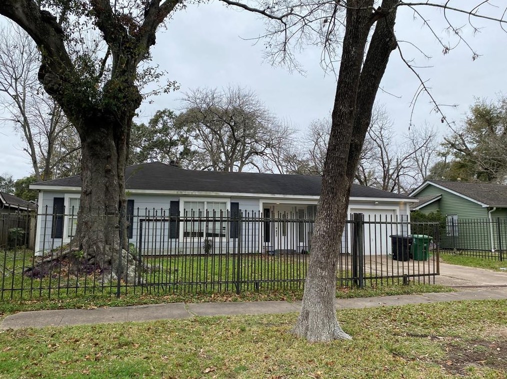 1917 Ridgemore Dr, Houston TX  77055-1407 exterior