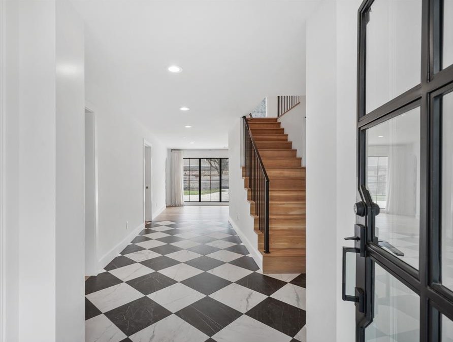 819 Silvergate Dr, Houston TX  77079-5046 exterior