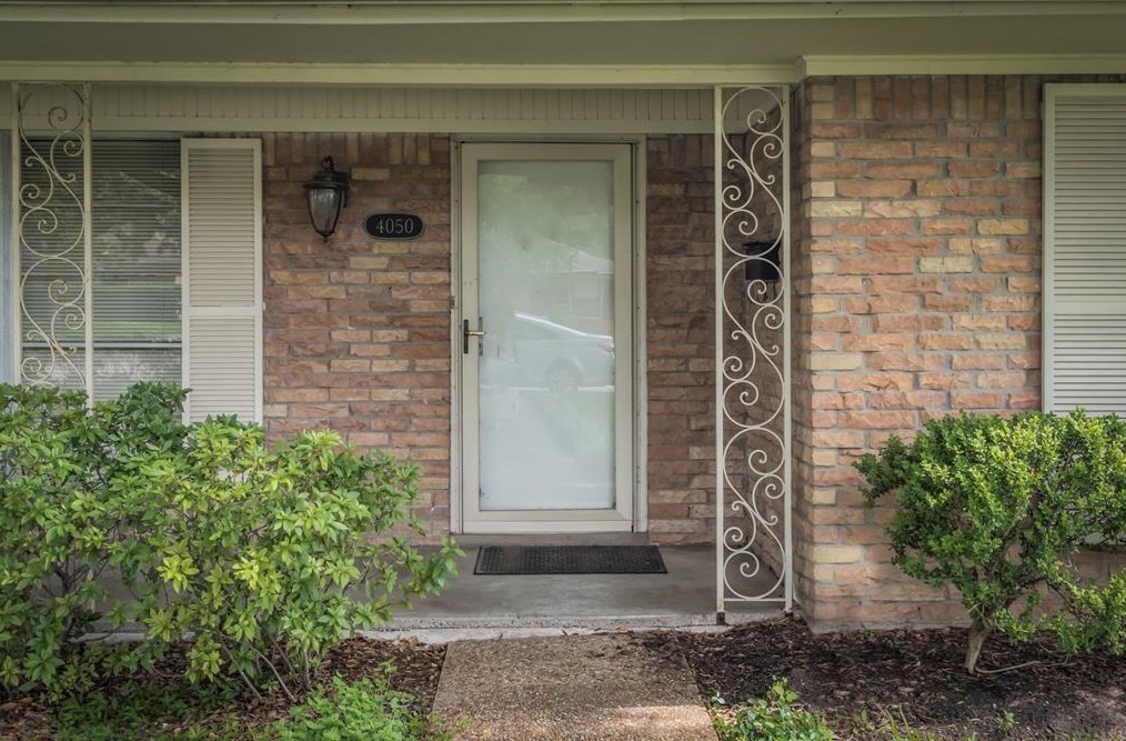 4050 Silverwood Dr, Houston TX  77025-5433 exterior