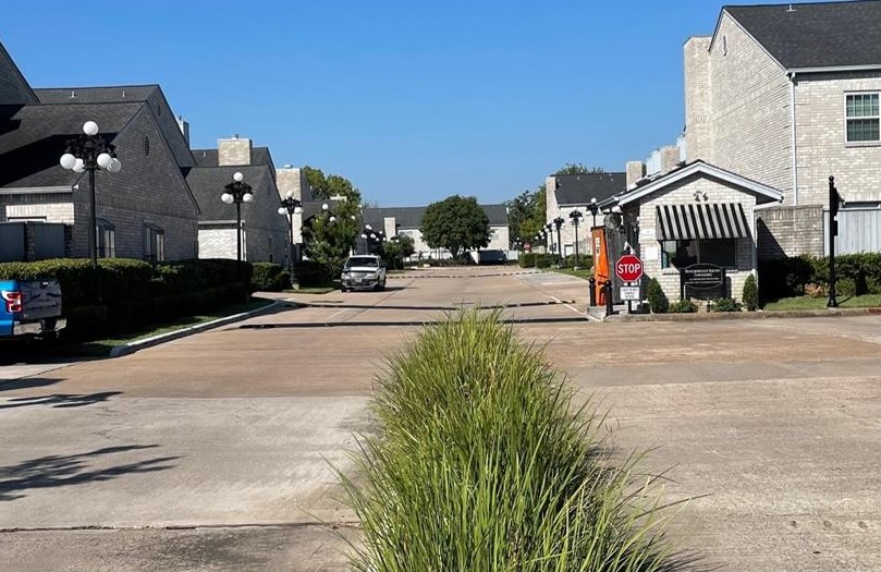 622 Wilcrest Dr, Houston TX  77042-2739 exterior