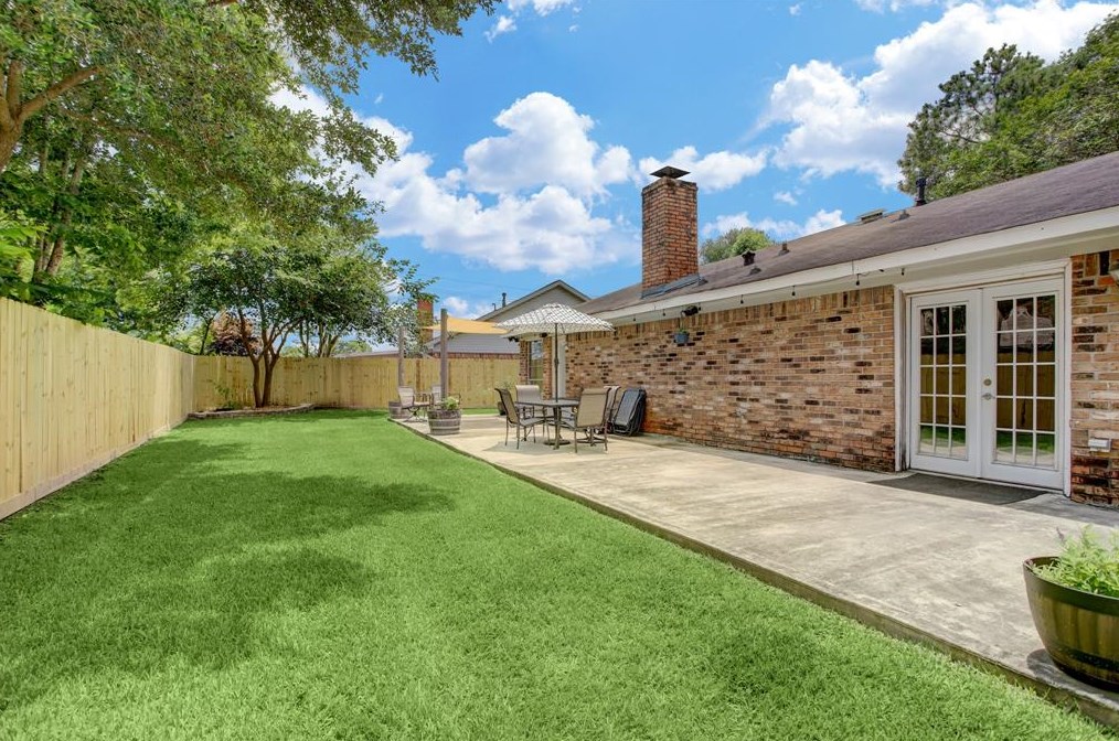 858 Silverpines Rd, Houston TX  77062-5614 exterior