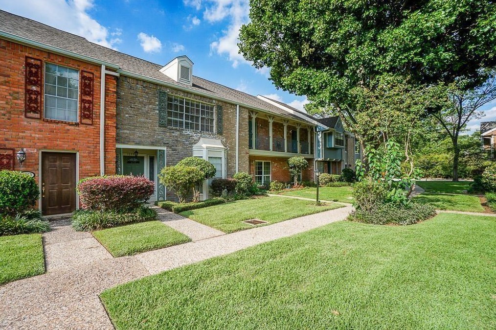 10351 Briar Forest Dr, Houston TX  77042-2450 exterior