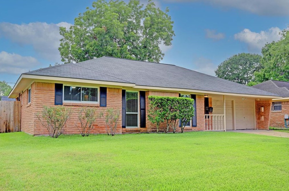 5011 Stillbrooke Dr, Houston TX  77035-3150 exterior