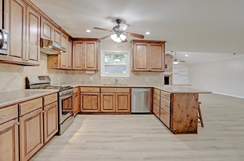 5011 Stillbrooke Dr, Houston TX  77096-5034 exterior