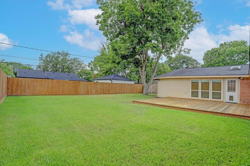 5011 Stillbrooke Dr, Houston TX  77096-5034 exterior