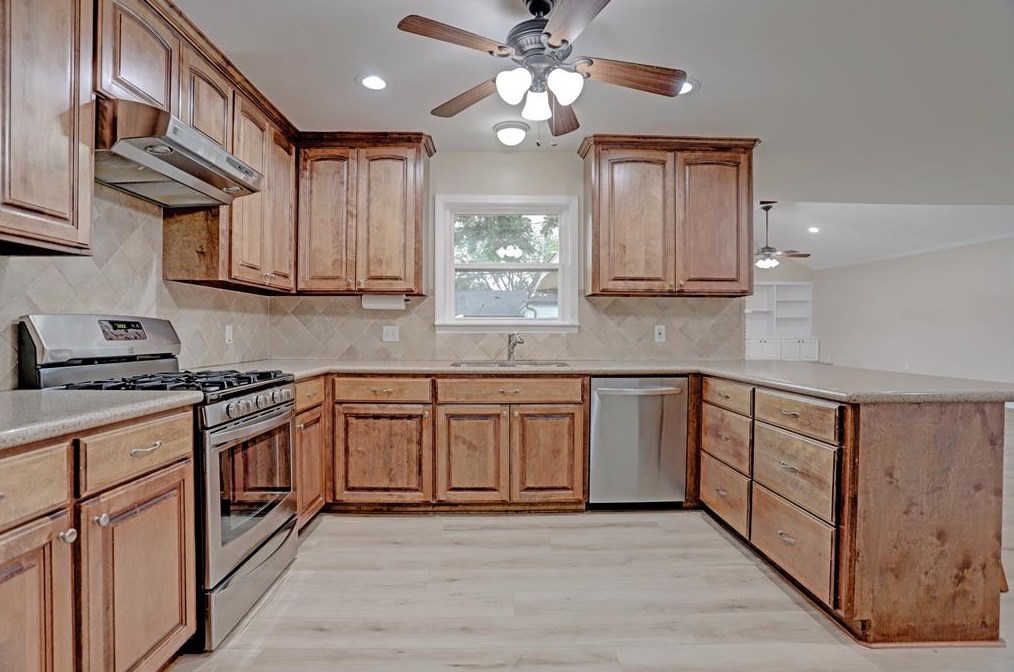 5011 Stillbrooke Dr, Houston TX  77096-5034 exterior