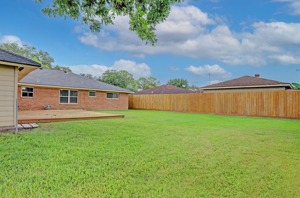 5011 Stillbrooke Dr, Houston TX  77096-5034 exterior