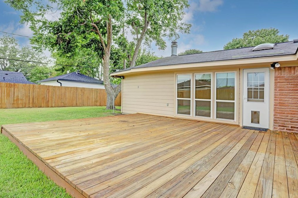 5011 Stillbrooke Dr, Houston TX  77096-5034 exterior
